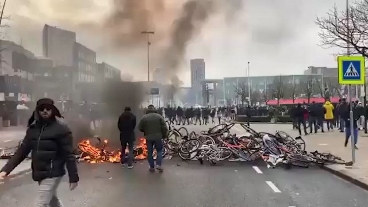 درگیری میان پلیس هلند و معترضان به محدودیتهای کرونایی درگیری میان پلیس هلند و معترضان به محدودیتهای کرونایی 04