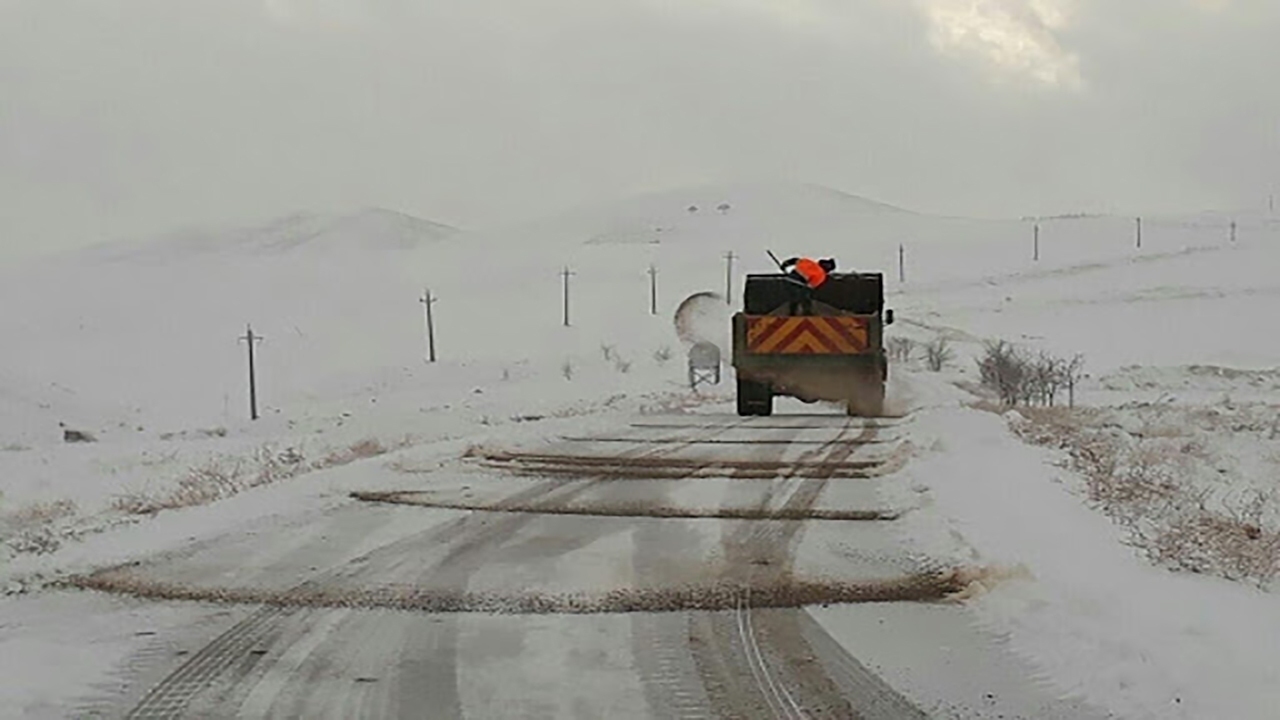 راهداران مهابادی راه دسترسی به ۱۹۳ روستا را باز کردند
