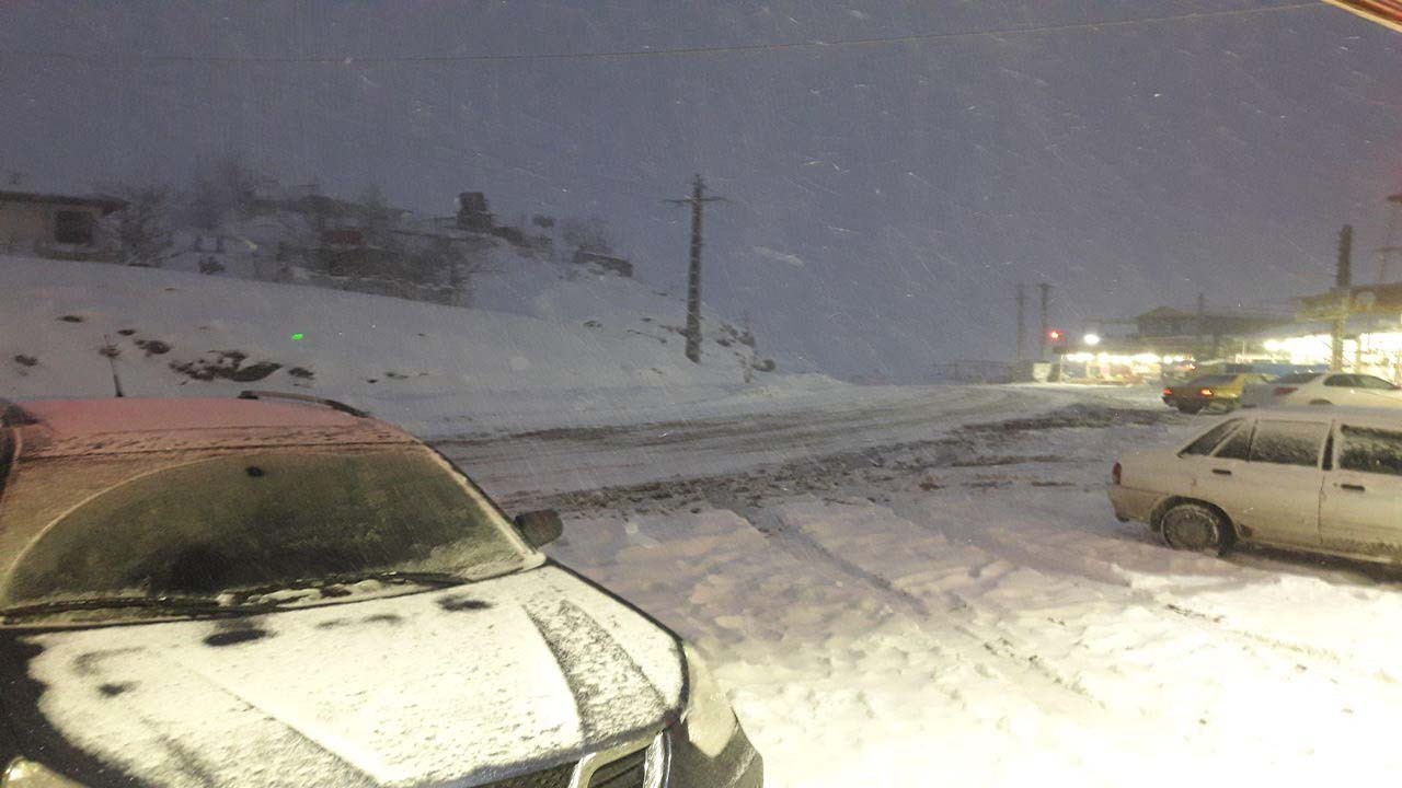 نمایی از جاده برفی در محور اسالم به تالش + فیلم