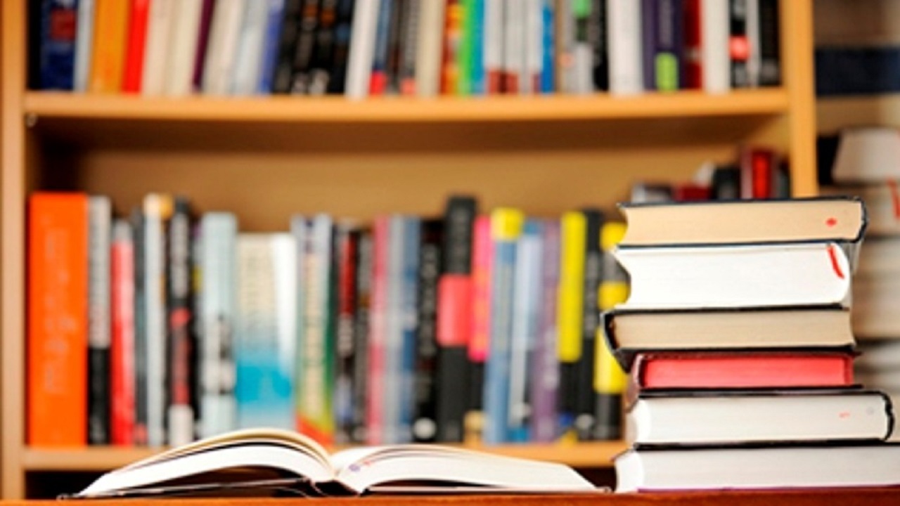 اهدای بن کتاب به مروجان کتابخوانی در استان قزوین