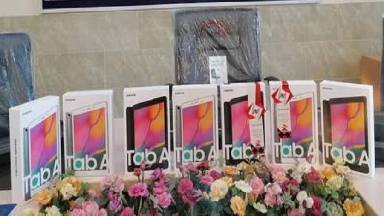 اهدای تبلت‌های مهربانی به دانش آموزان بیجاری