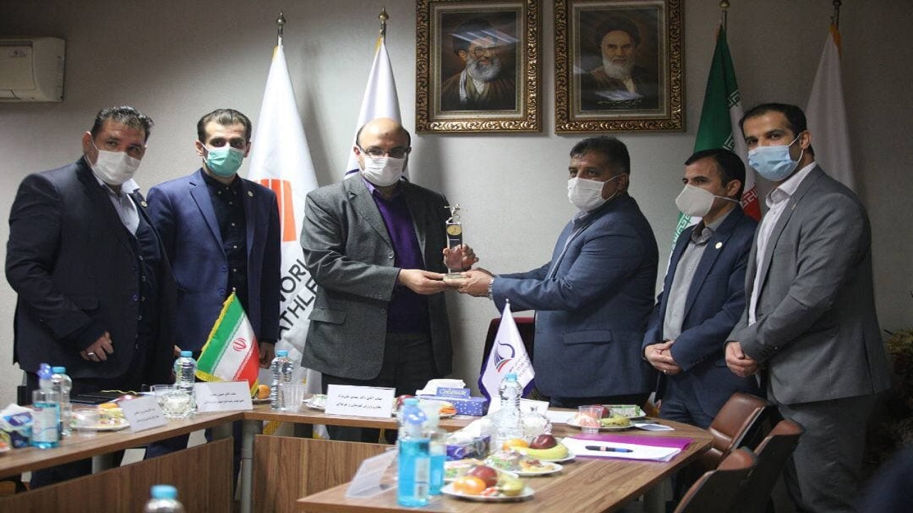 حضور معاون وزارت ورزش و جوانان در فدراسیون دو و میدانی/رونمایی از تندیس یادبود فدراسیون