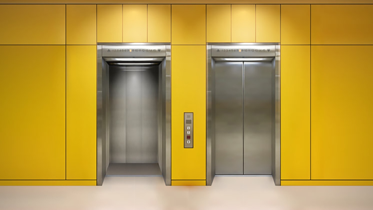کودکی که تا مرز نصف شدن در آسانسور پیش رفت + فیلم