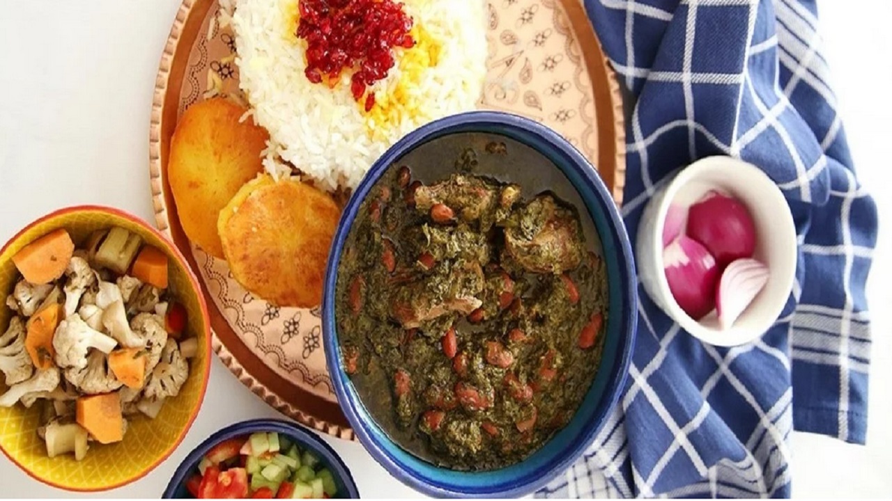 طرز تهیه قرمه سبزی با رب گوجه‌فرنگی؛ یک غذای خوشمزه و اصیل ایرانی
