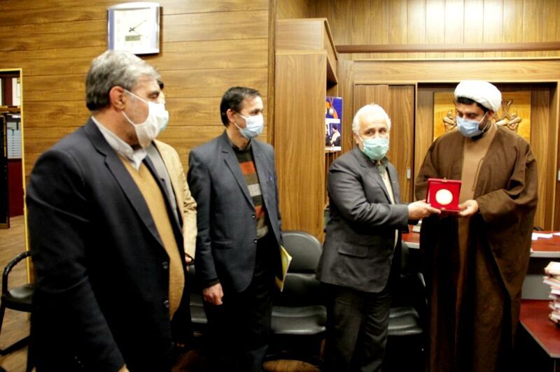 اهدا نشان پهلوانی به مسعود چوبین داور بین‌المللی کشتی ملایر