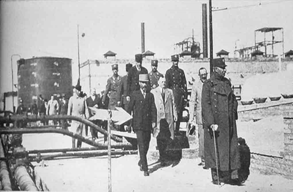 شیوه امتیازگیری رضاخان از انگلیسی&zwnj;ها/ چرا همه می&zwnj;زدند توی سر تقی&zwnj;زاده؟