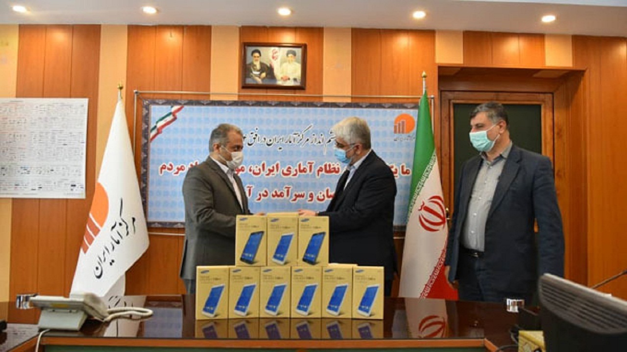 اهدای ۵۰۰دستگاه تبلت به دانش آموزان گیلانی