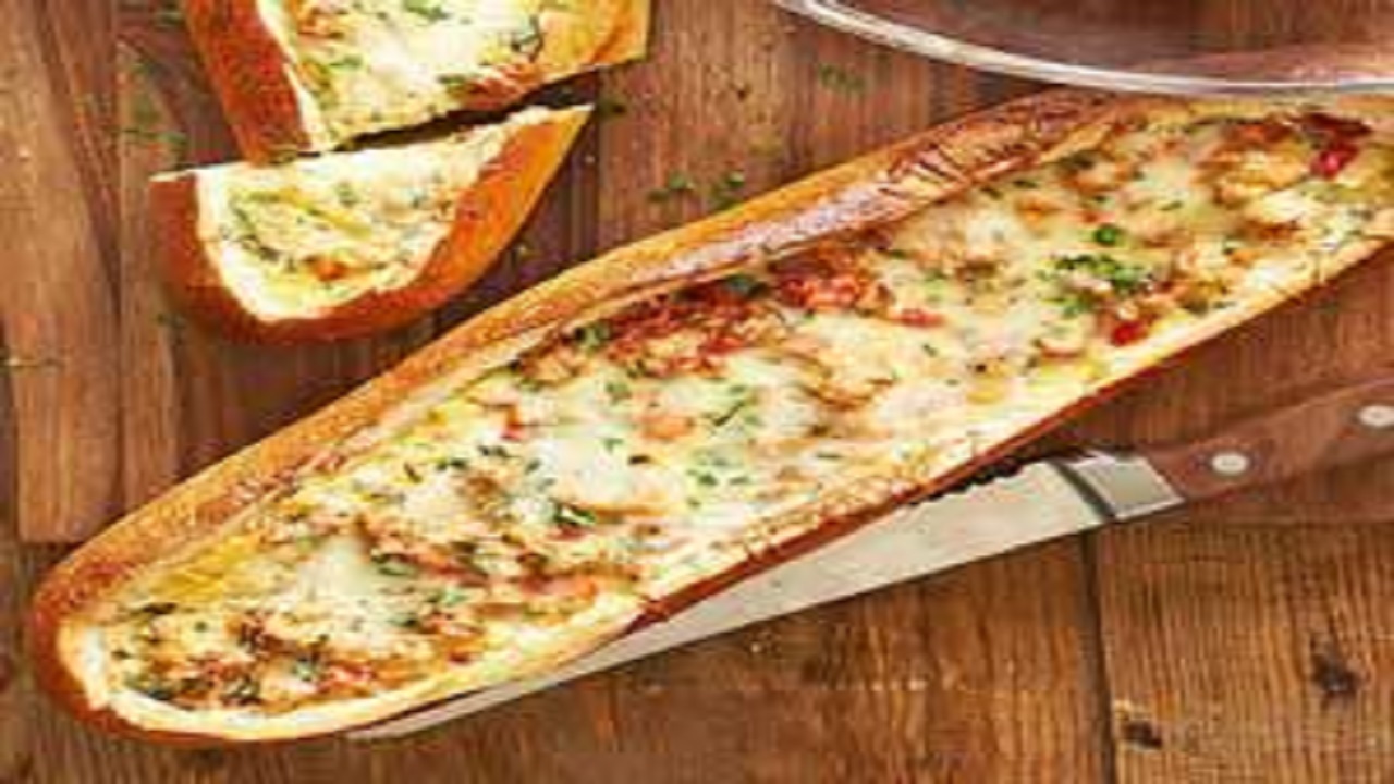 طرز تهیه باگت شکم پر تخم مرغ و سوسیس در فر؛ ساده و خوشمزه