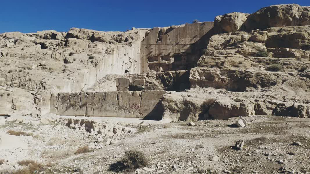 مستندنگاری و پاکسازی ایوان قدمگاه آغاز می‌شود