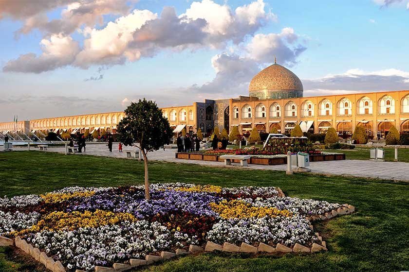 وقتی ورودی&zwnj;های میدان نقش جهان توقفگاه می&zwnj;شوند!