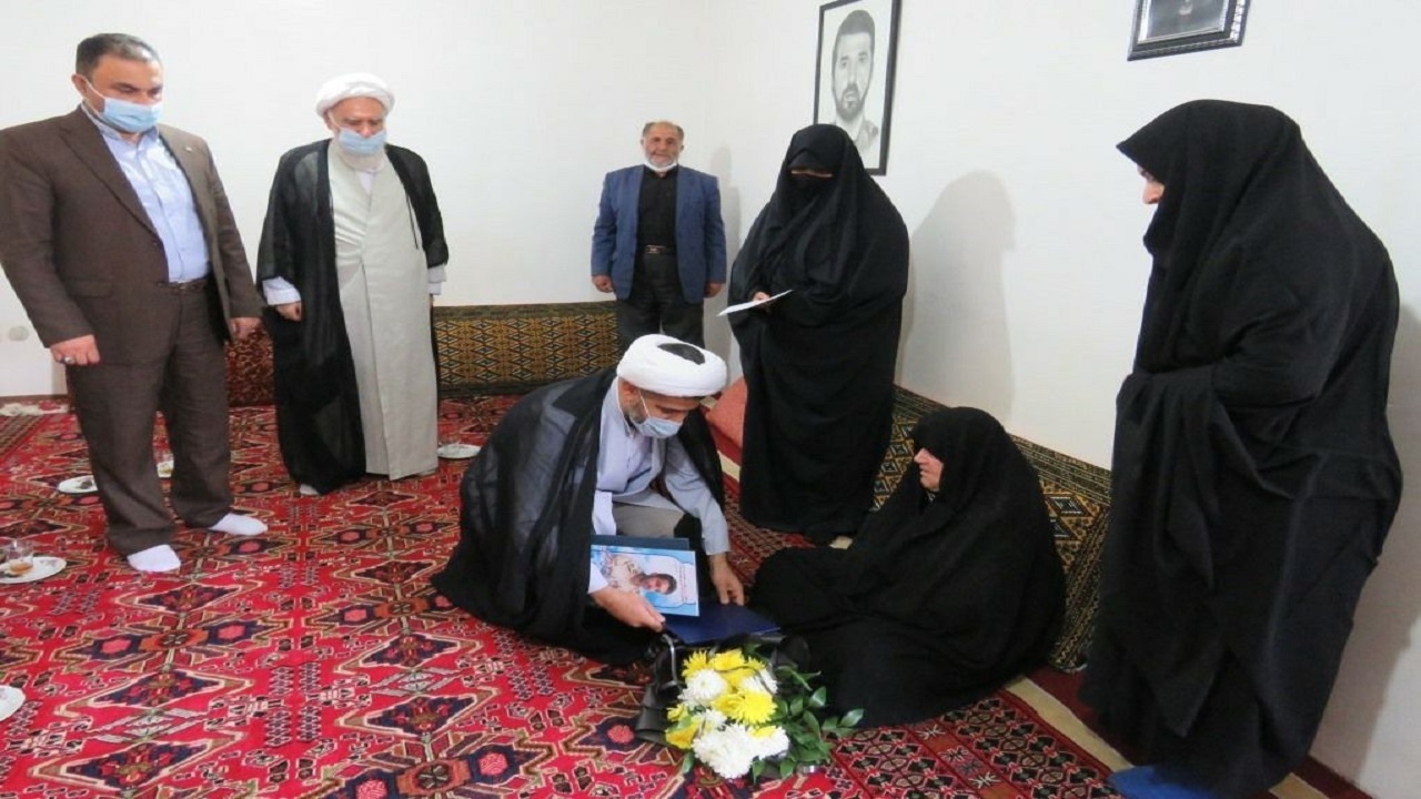 تکریم رئیس سازمان قضایی گلستان از مادر و همسر شهید مدافع امنیت