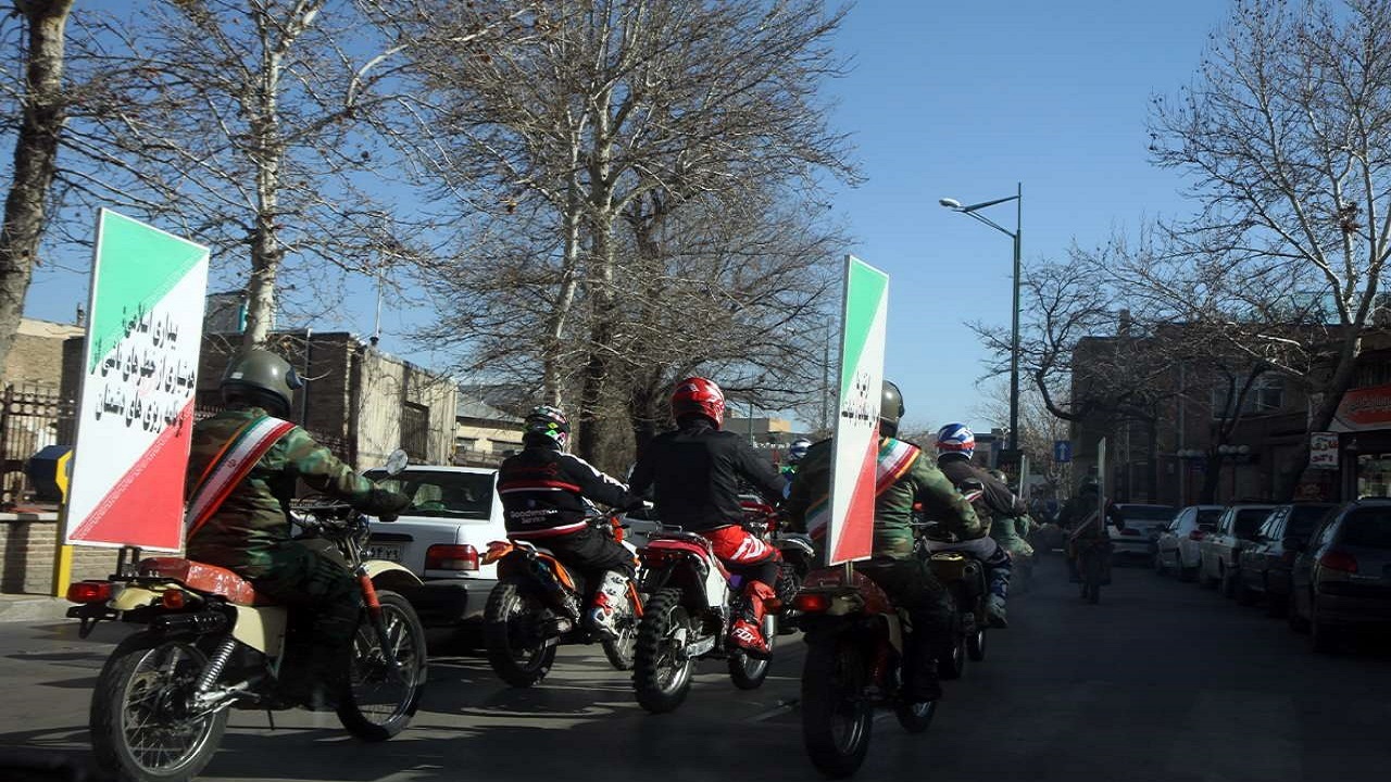 رژه موتور سواران نیرو‌های مسلح به مناسبت ۱۲ بهمن در قزوین
