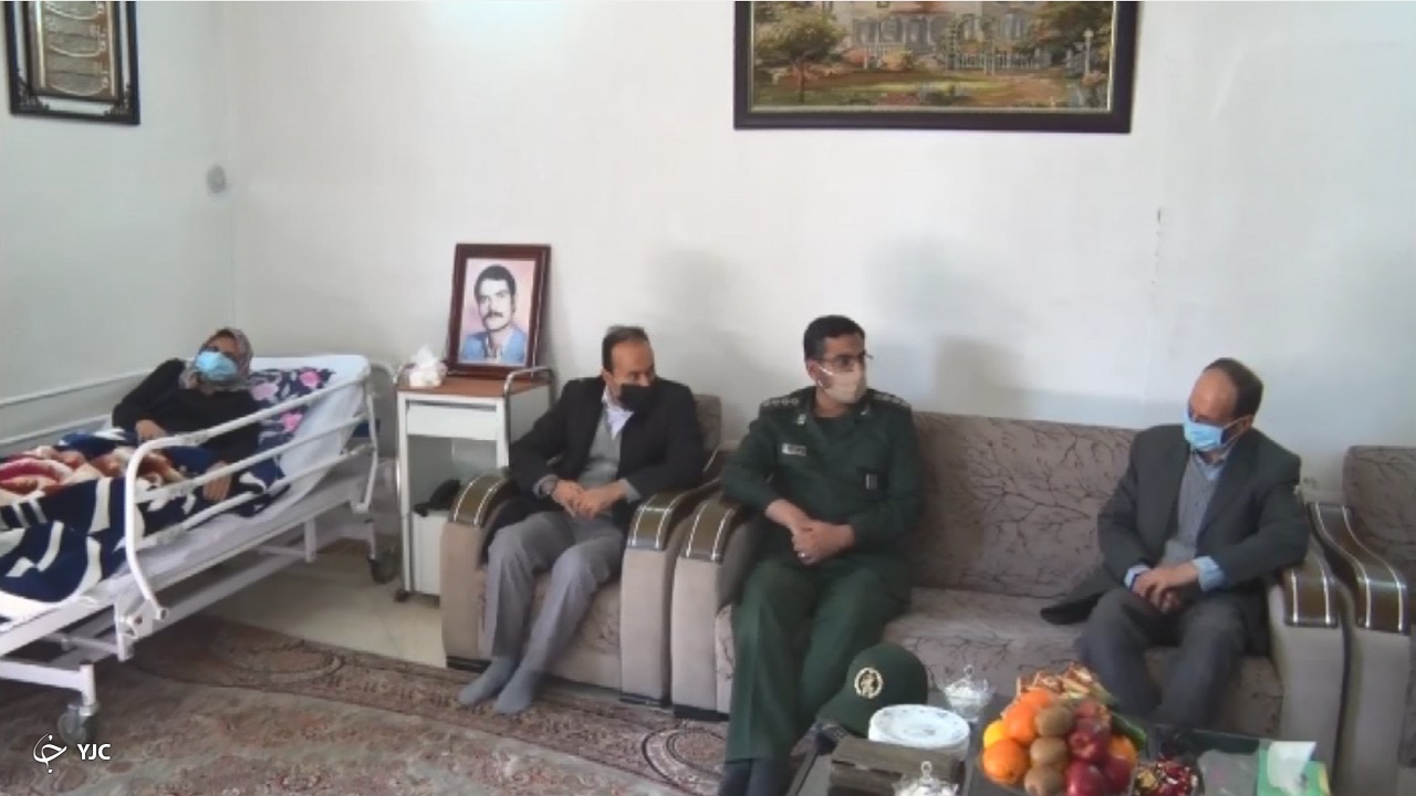 تکریم مادران و همسران شهدا در زرندیه