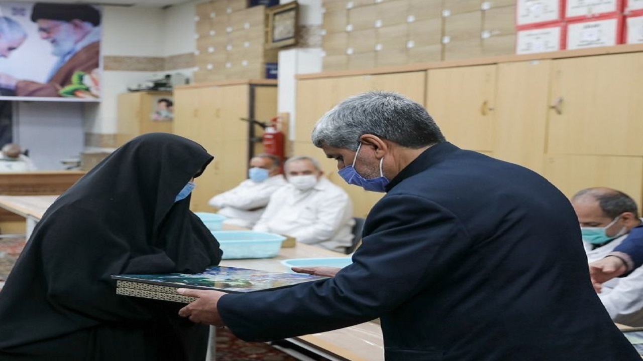 قدردانی از مادران و همسران شهدا در حرم مطهر امام رضا (ع)