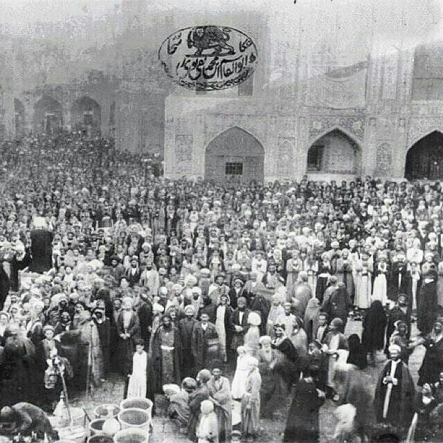 تصویری قدیمی از نماز جماعت در صحن حرم امام حسین (ع)