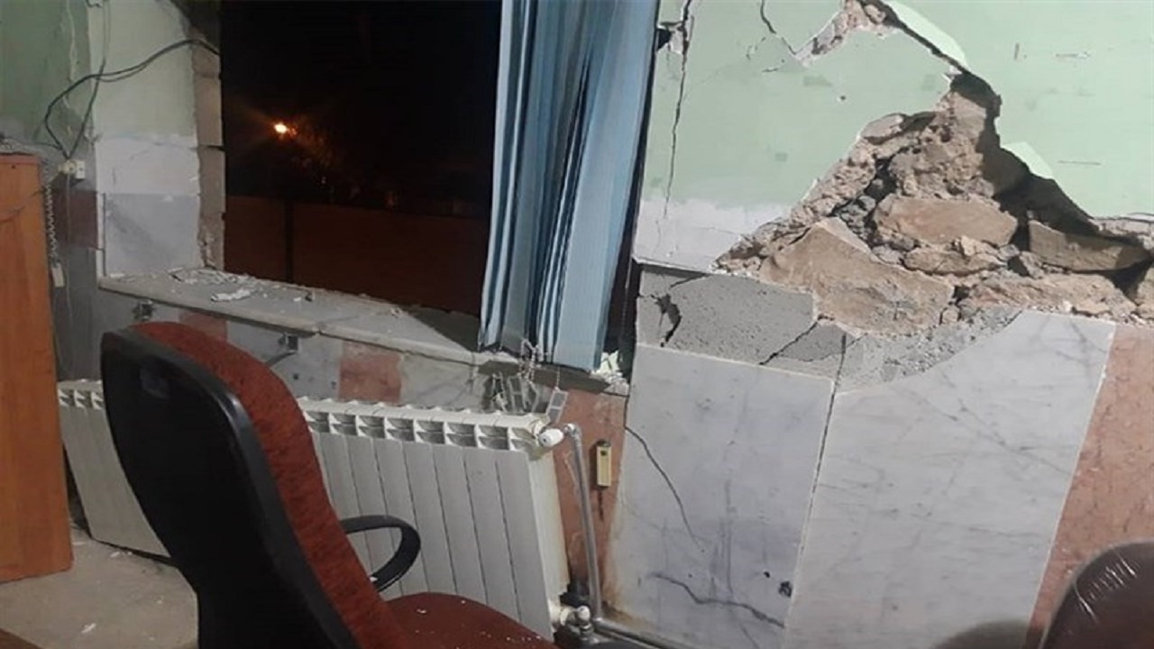 کمک نایلونی هلال‌احمر اصفهان به زلزله‌زدگان سی‌سخت