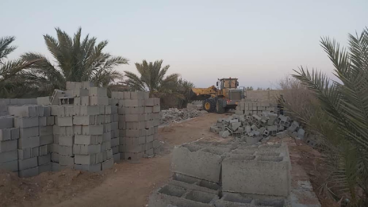 تخریب ۲ کاربری غیرمجاز اراضی کشاورزی در شهرستان خور و بیابانک