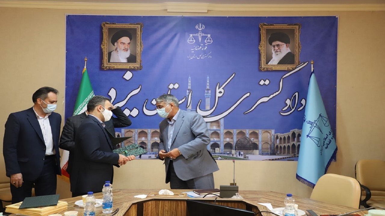 تجلیل از برگزیدگان قرآن و عترت قوه قضائیه در یزد
