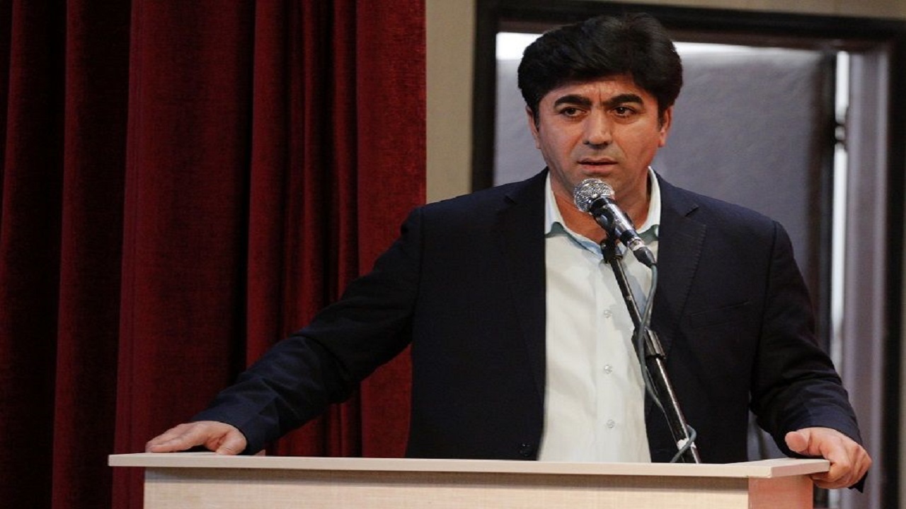 ممبینی: عزیزی خادم جوان است و انگیزه دارد