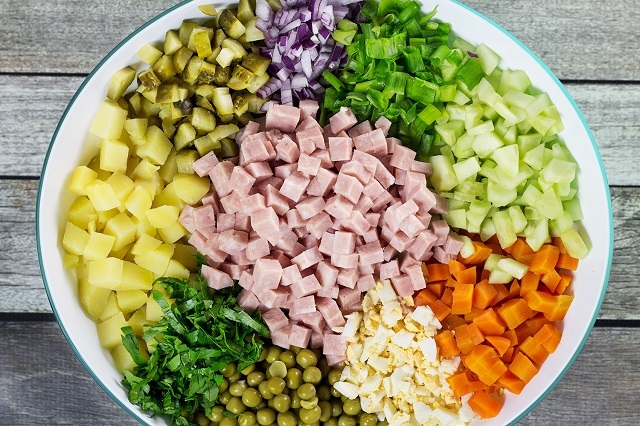 ۲۰ راز برای تهیه یک سالاد الویه خوشمزه و لذیذ