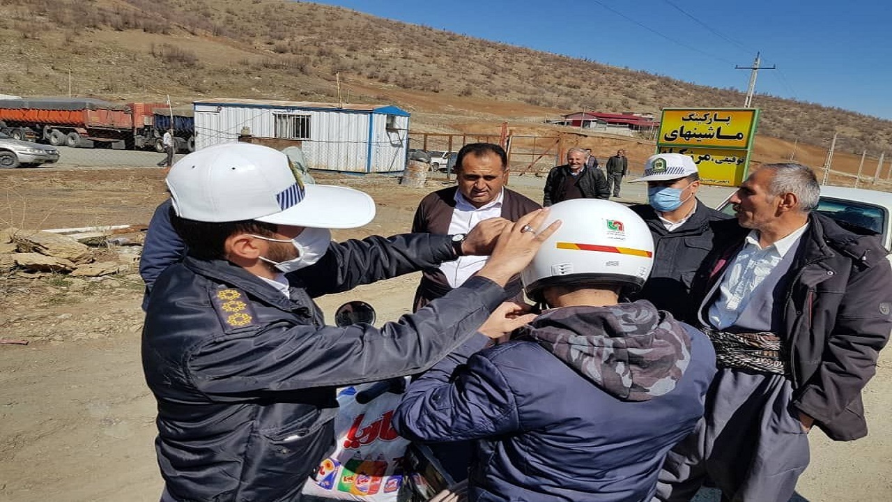 موتورسواران سردشتی کلاه ایمنی هدیه گرفتند