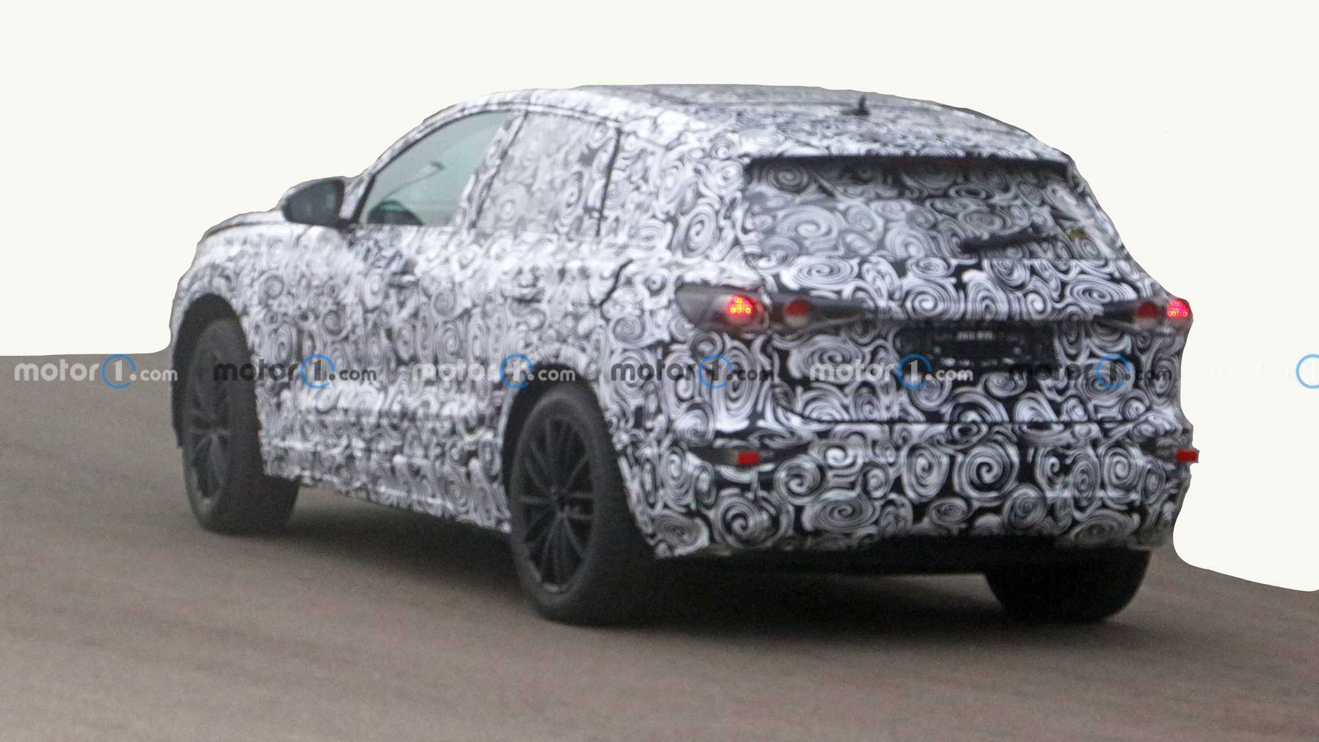 اولین تصاویر جاسوسی از  آئودی 2023 Q5 E-Tron با بدنه قبلی