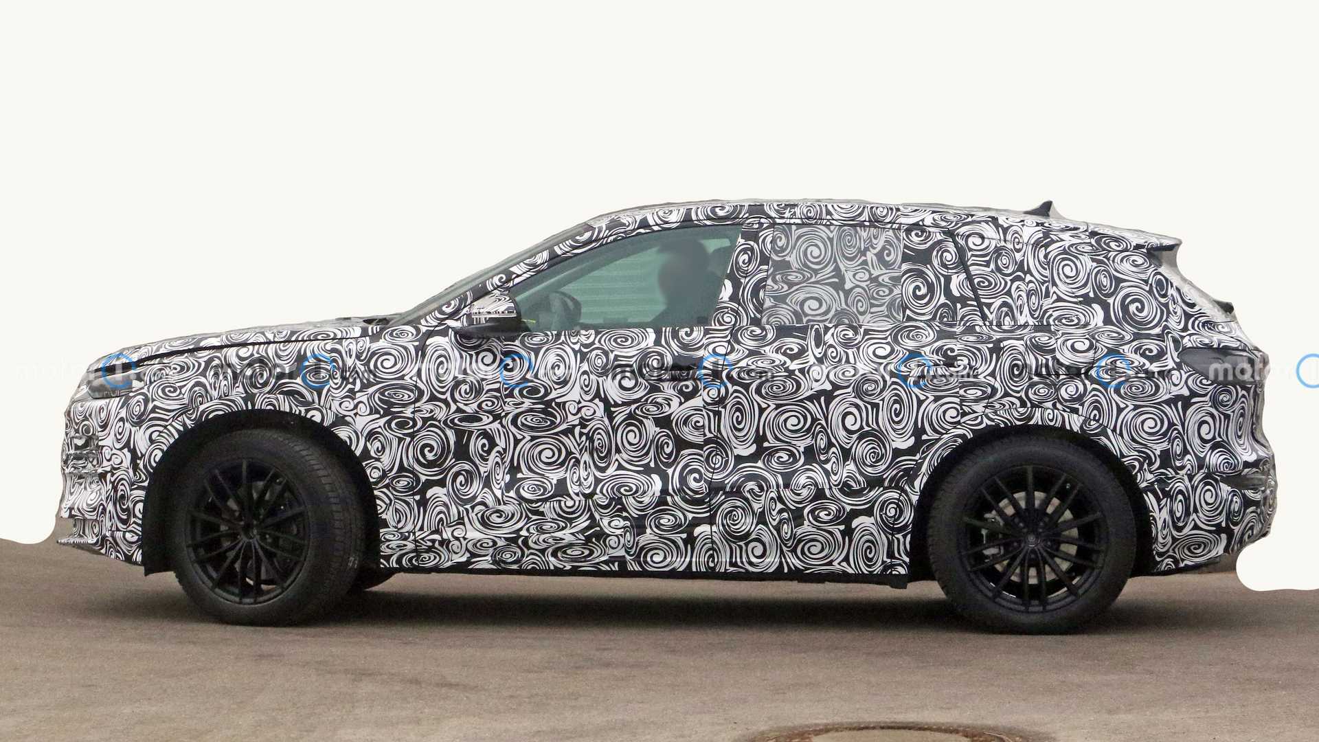 اولین تصاویر جاسوسی از  آئودی 2023 Q5 E-Tron با بدنه قبلی