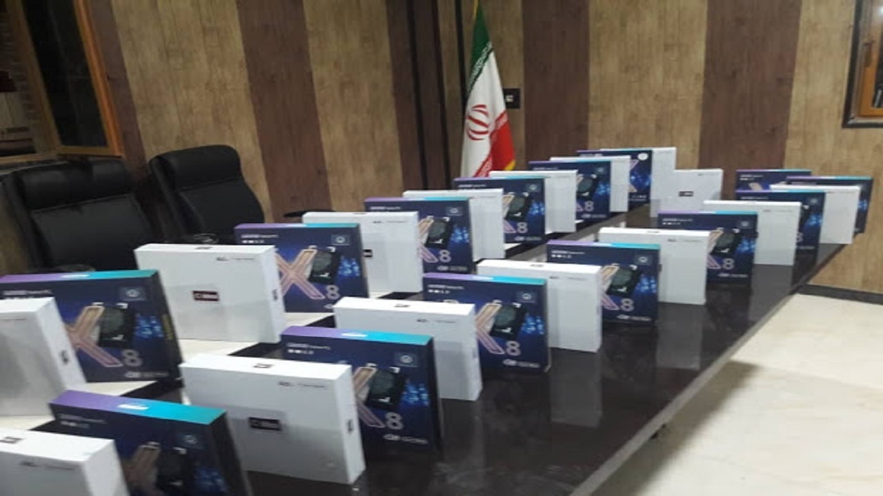 اهدای ۳۷ دستگاه تبلت به دانش‌آموزان نیازمند بن