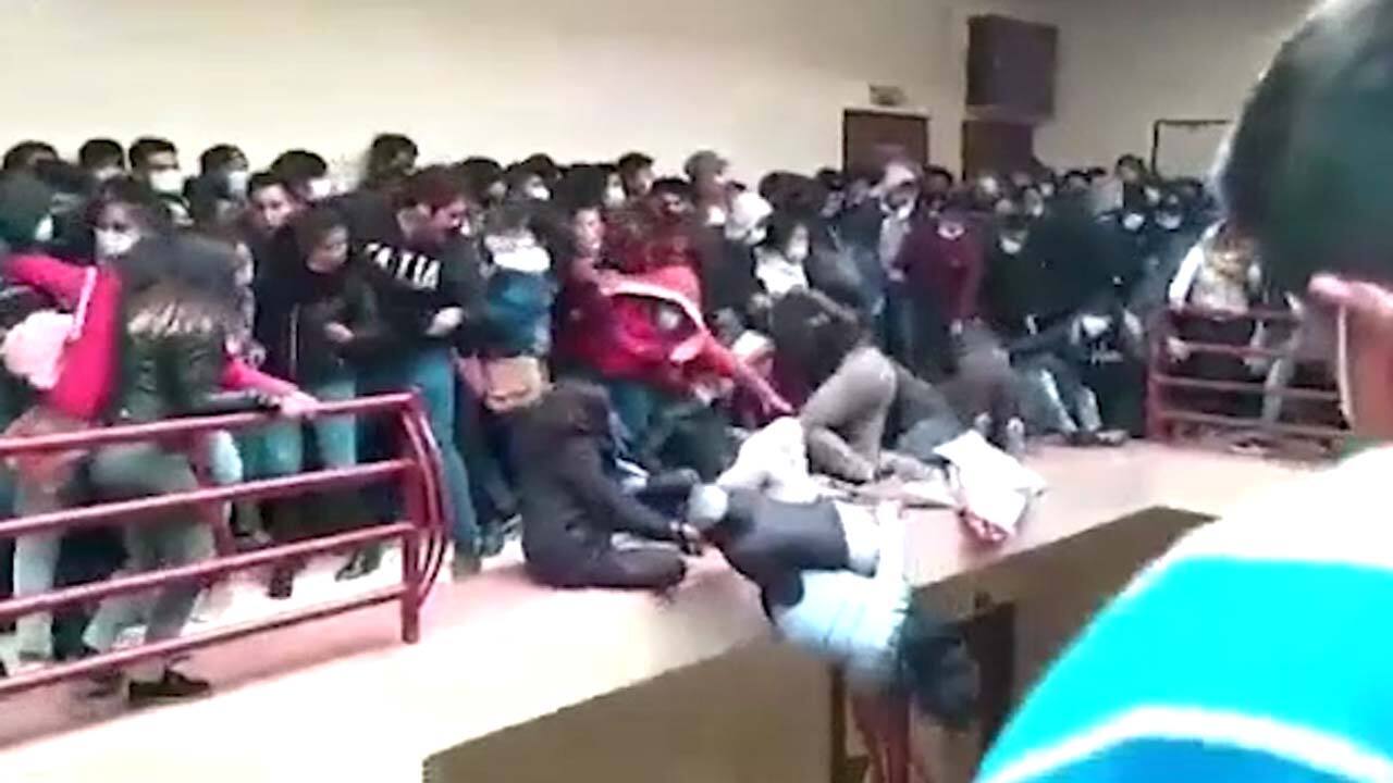 شکستن نرده راهرو و سقوط مرگبار چند دانشجو در یک دانشگاه! + فیلم
