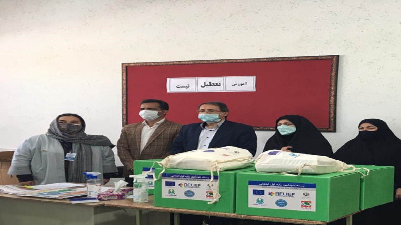 اهدا بسته‌های کمک آموزشی به دانش آموزان خارجی در یزد