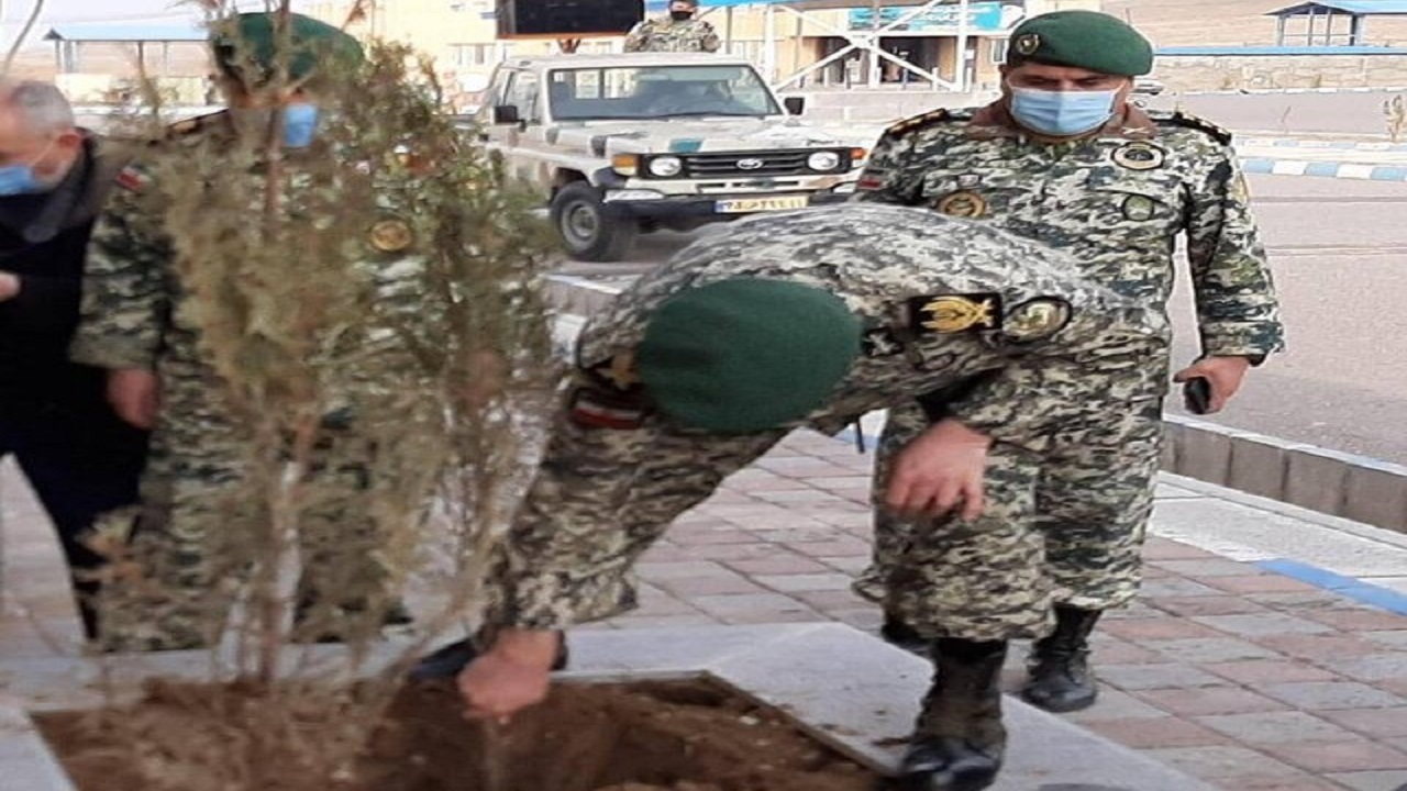 غرس ۱۰۰ اصله درخت به یاد شهدا در تیپ ٢٥ نزاجا