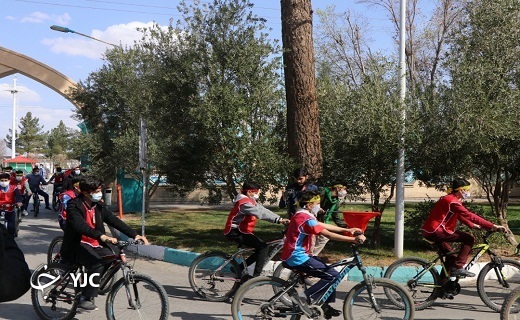 حضور نوجوانان بسیجی یزدی بر سر تربت شهید گمنام صدا و سیما
