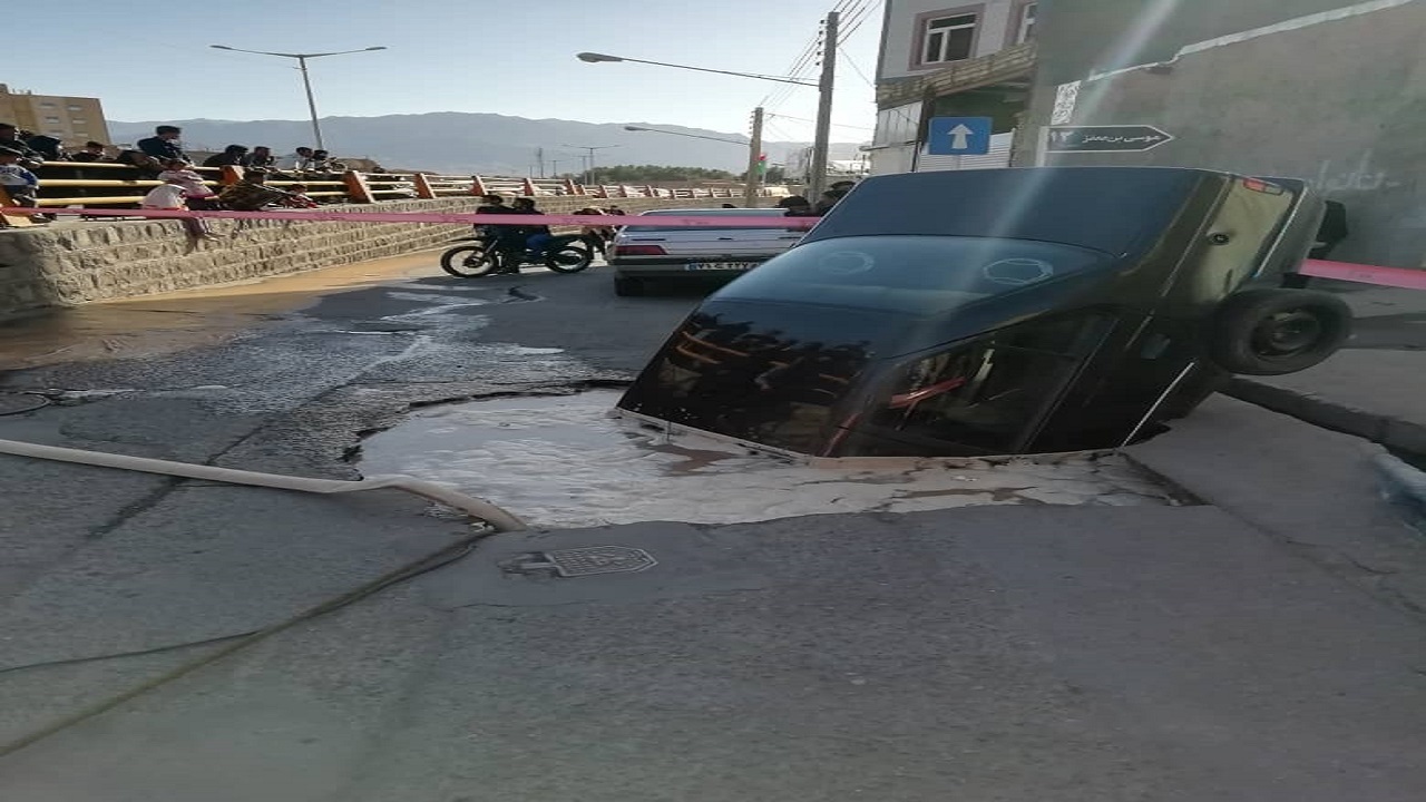 سقوط عجیب پژو ۴۰۵ به داخل گودال