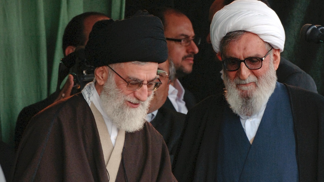 بازدید حضرت آیت‌الله خامنه‌ای و مرحوم آیت‌الله واعظ طبسی از یک کلاس درس