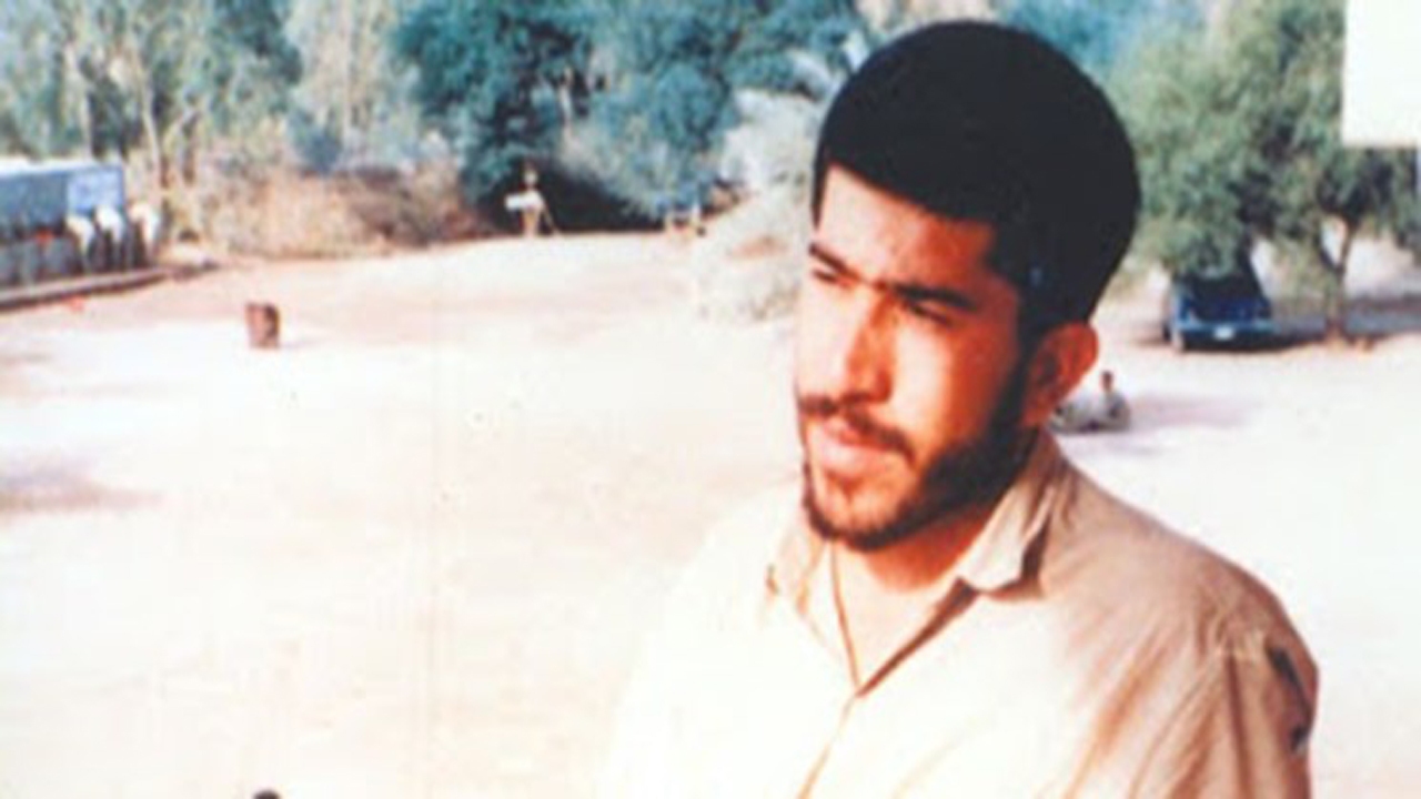 رزمنده شیرازی که گلوله کلاه آهنی اش را سوراخ کرد، اما پیشانی اش را نه!