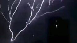 لحظه برخورد صاعقه شدید به یک ساختمان و وقوع آتش سوزی + فیلم