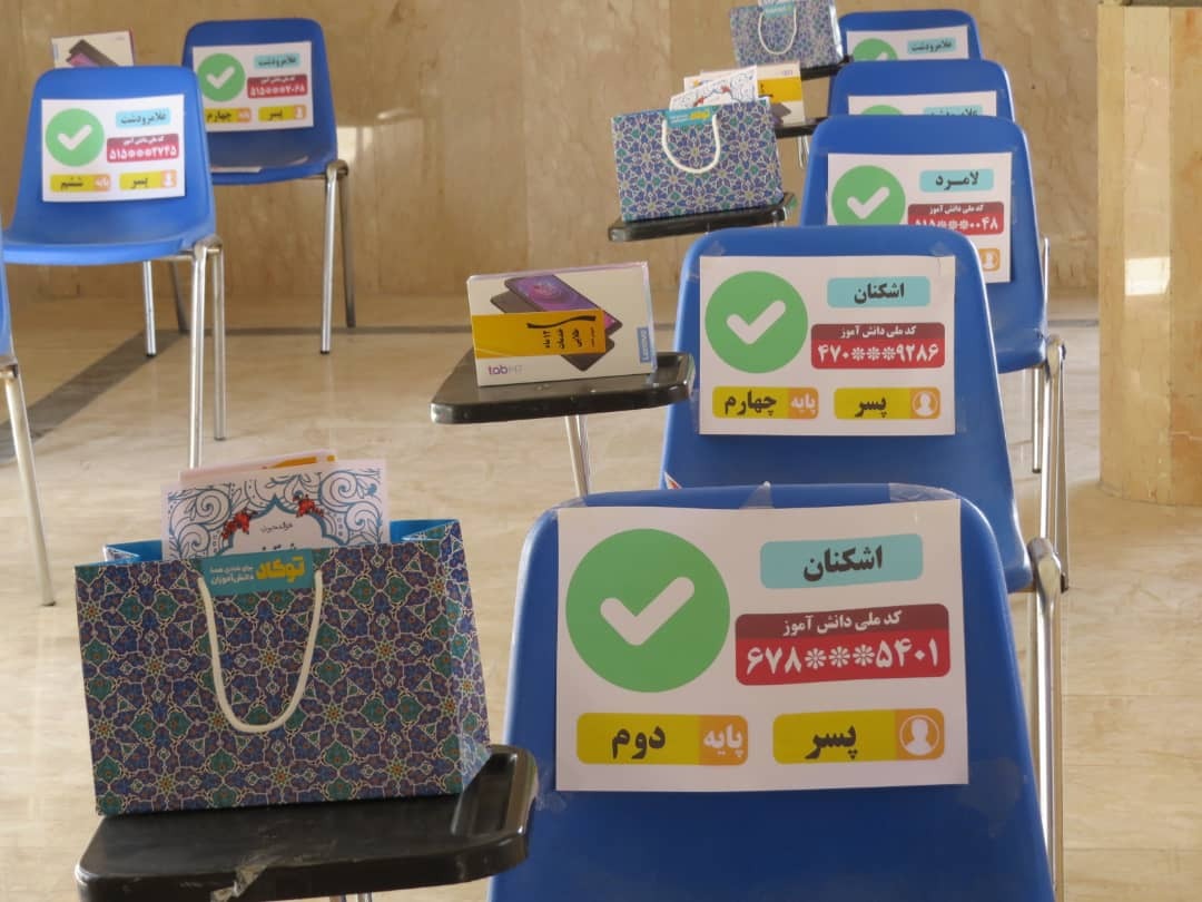 تبلت دانش آموزی به دست دانش آموزان نیازمند رسید