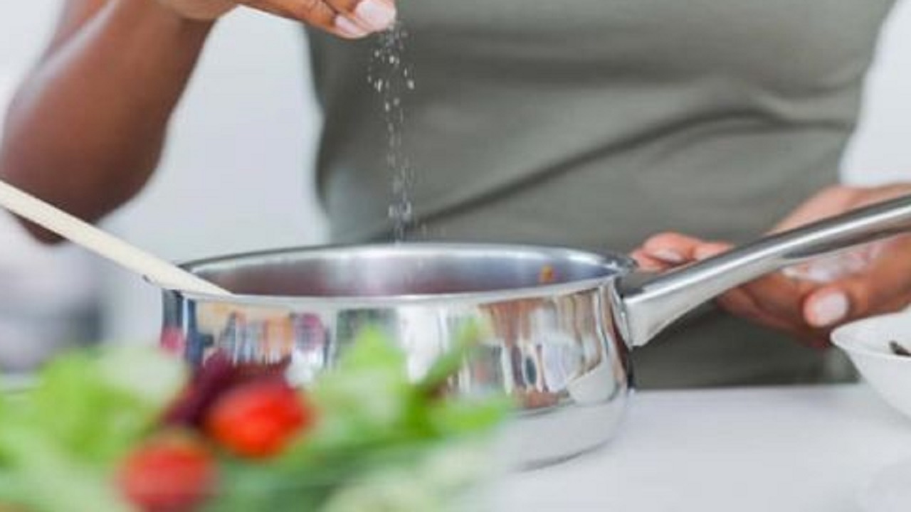 زمان مناسب برای اضافه کردن نمک به غذا چه زمانی است؟