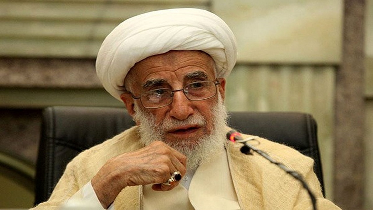 کاشت یک اصله نهال توسط آیت الله جنتی + عکس