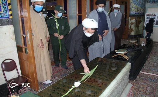 غبار روبی مزار شهدا در یزد