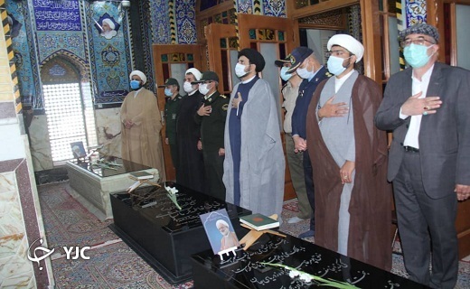 غبار روبی مزار شهدا در یزد
