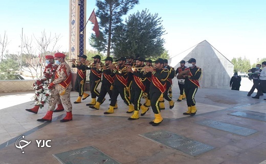 غبار روبی مزار شهدا در یزد