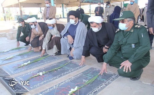 غبار روبی مزار شهدا در یزد