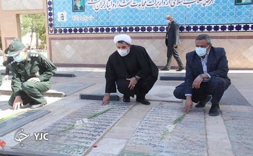 غبار روبی مزار شهدا در یزد