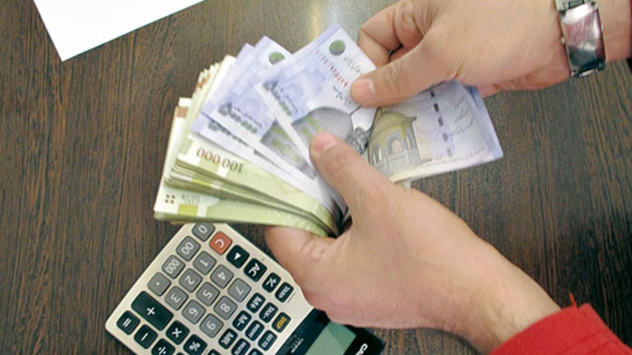 حداقل حقوق کارکنان رسمی و پیمانی در سال آینده، ۳ میلیون و ۵۰۰ هزار تومان است