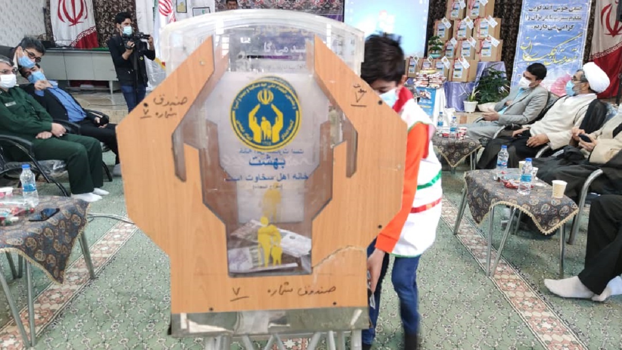 خیران بافقی لبخند مهربانی را به دانش آموزان نیازمند هدیه دادند