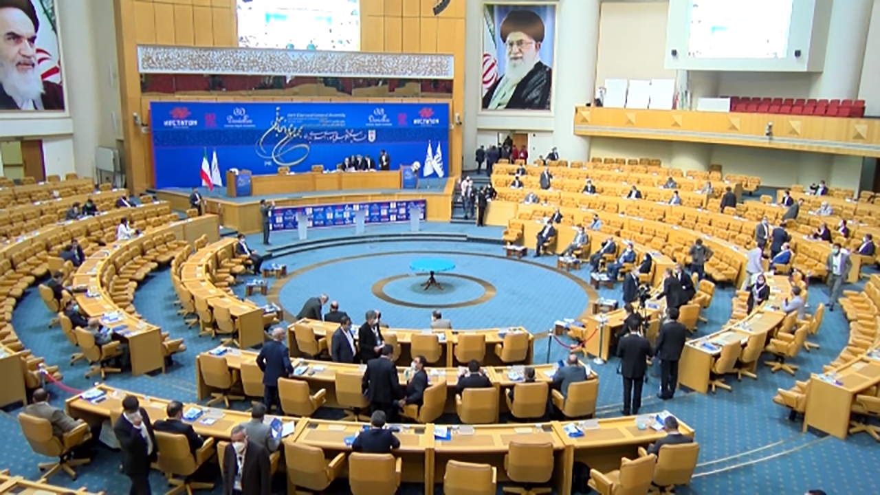 قفل و زنجیر پنجره تیم‌های ایرانی به دلیل بدهی + فیلم