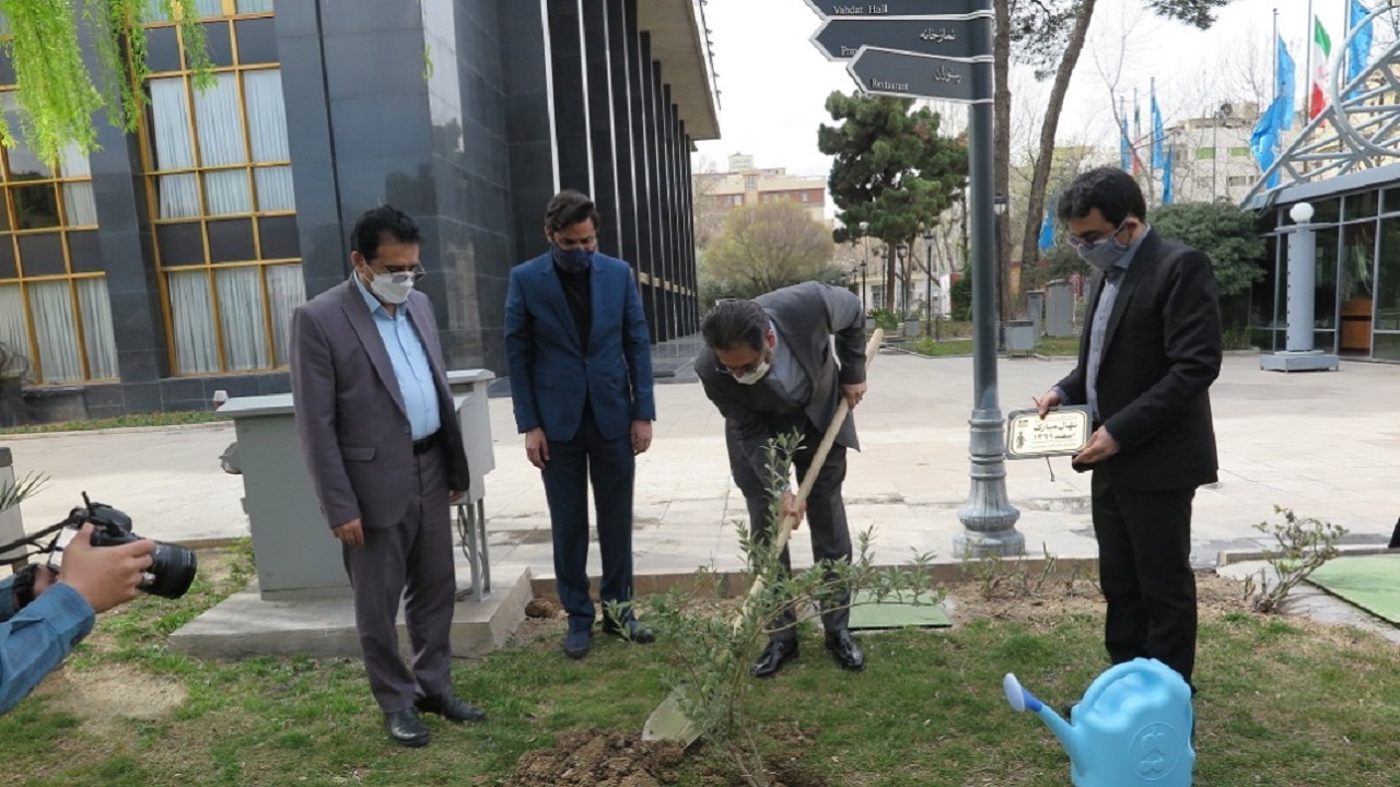 کاشت نهال «مبارک» در اختتامیه جشنواره نمایش عروسکی