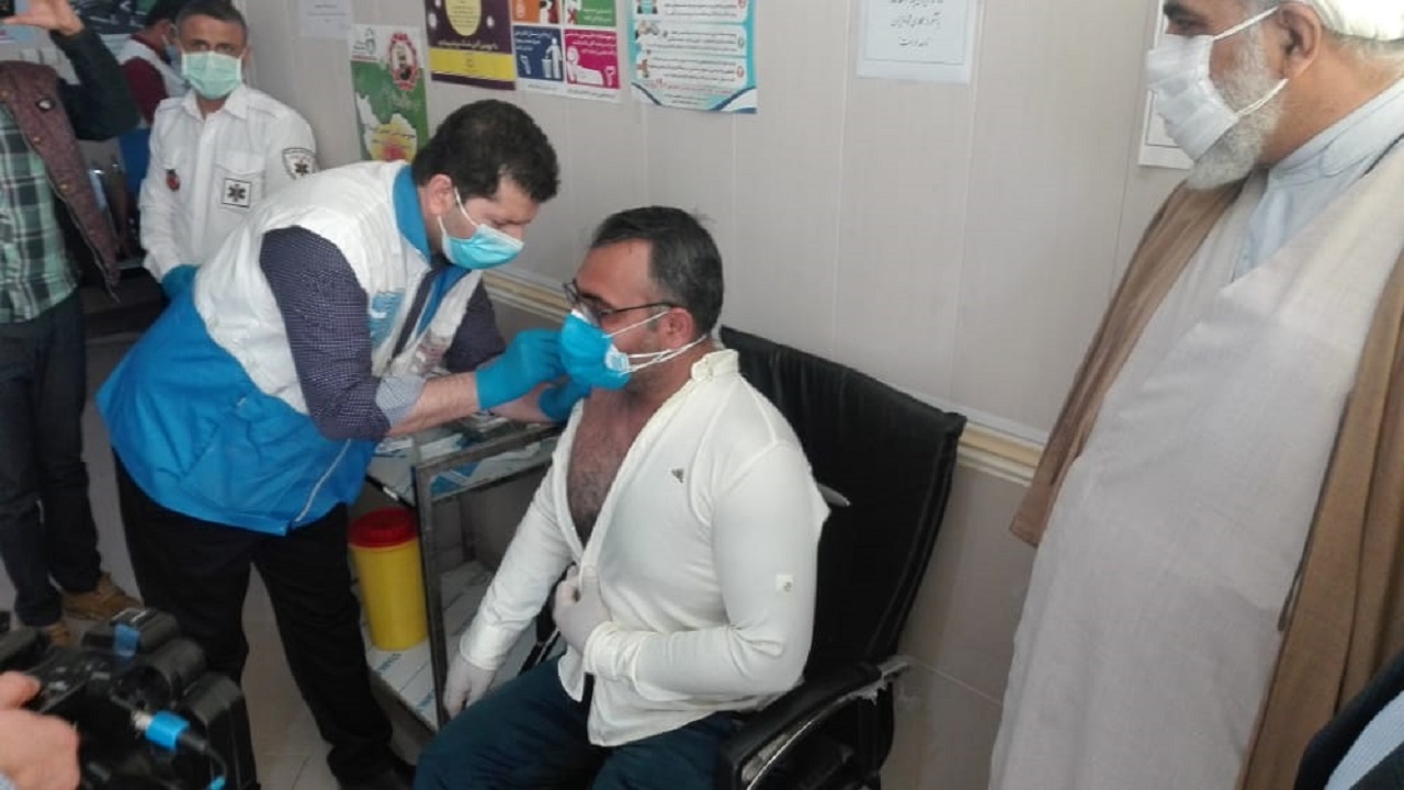 تزریق واکسن کرونا به جانبازان و خانواده شهدا در آبادان