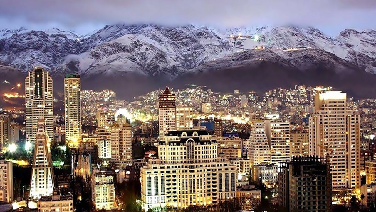 ساختمانی در نیاوران که ساکنانش از خطر ریزش آن بی اطلاعند + فیلم